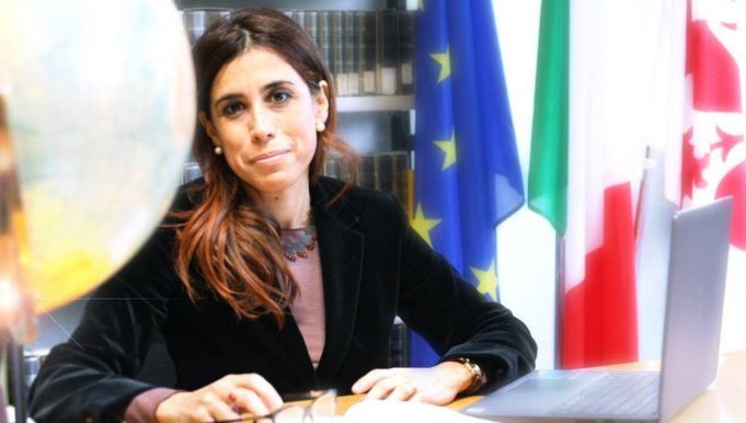 Menteri Pendidikan Italia dalam perselisihan fasisme dengan kepala sekolah