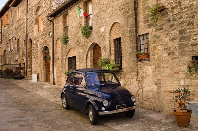 Fiat 500 davanti a casa Italia