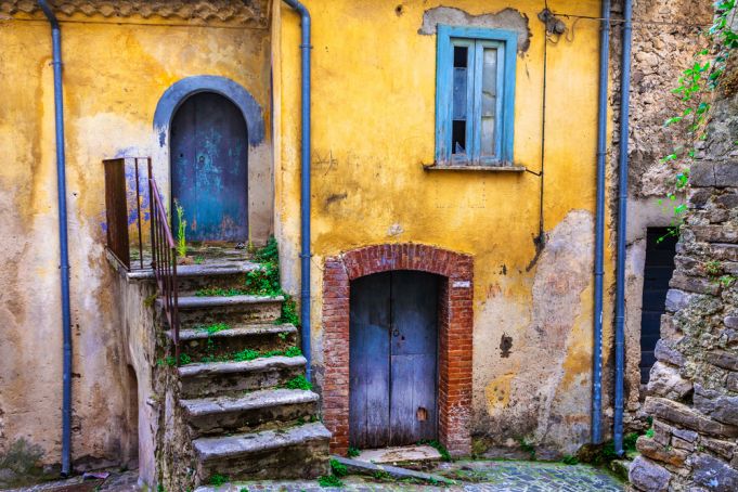 Crumbling house in Italy