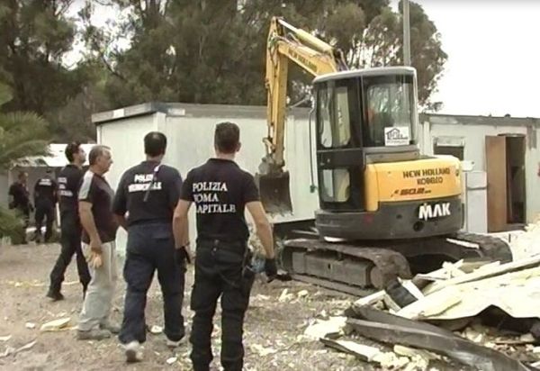 Roma camp dismantled in Rome - image 4