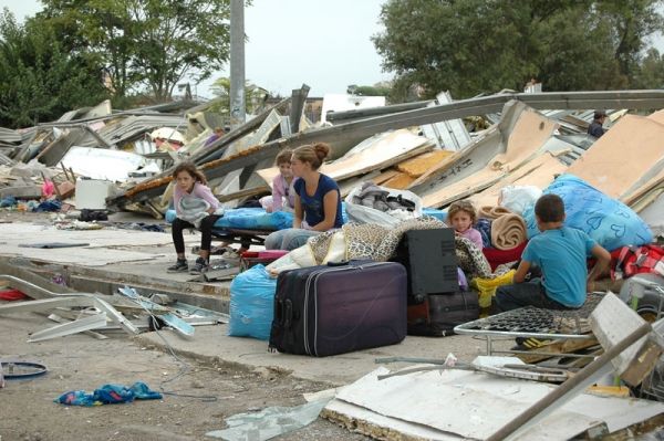 Roma camp dismantled in Rome - image 3