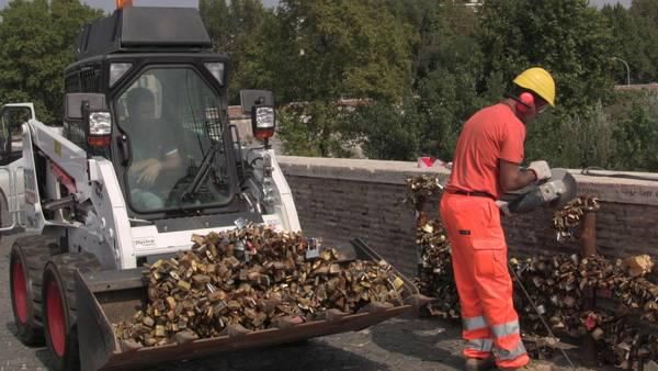 Love locks removed from Rome bridge - image 1