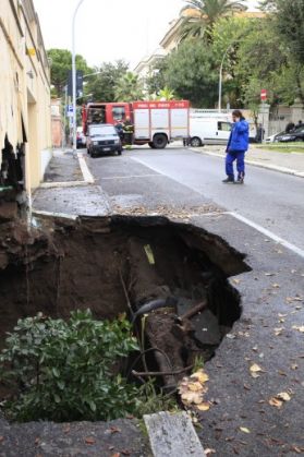 Giant potholes in Rome - image 4