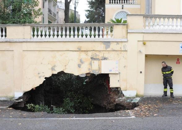 Giant potholes in Rome - image 1