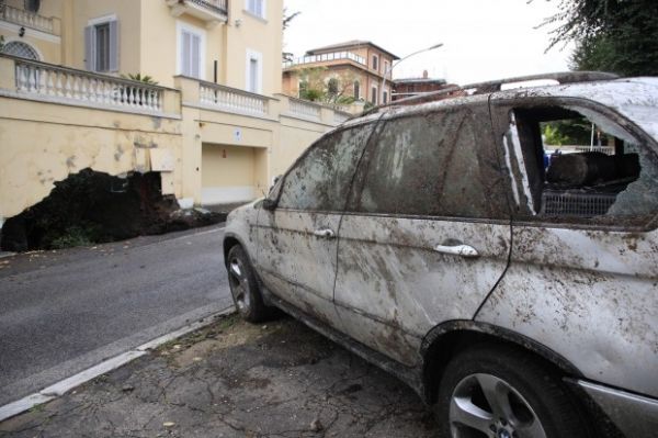 Giant potholes in Rome - image 2