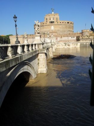 Tiber rises to dangerous level in Rome - image 3