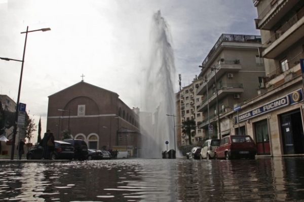 Impromptu geyser in Rome - image 3