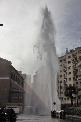 Impromptu geyser in Rome - image 2