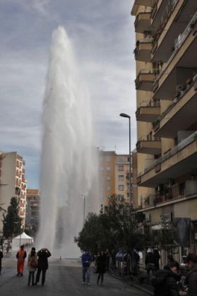 Impromptu geyser in Rome - image 4