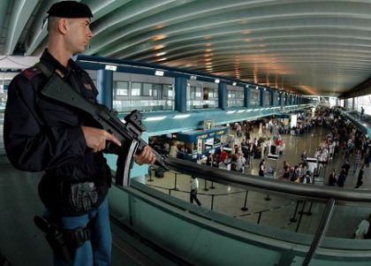 American air hostess with gun arrested at Fiumicino - image 1