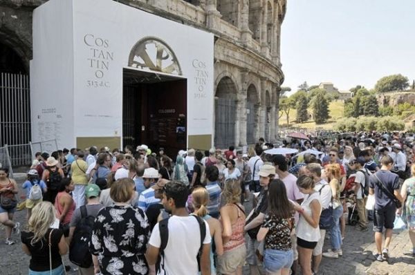 Rome tourists battle strikes in heat wave - image 1