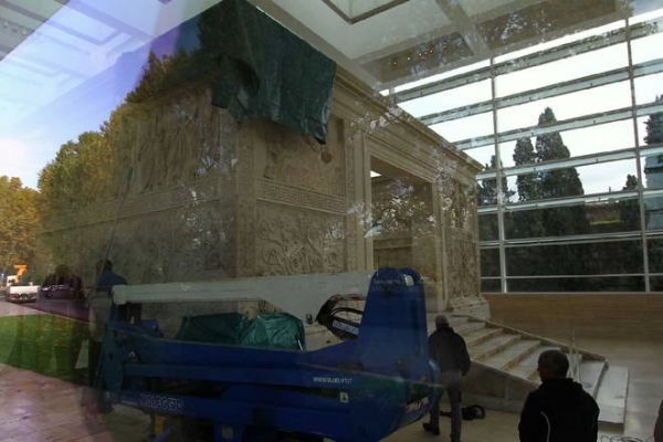 Leaks at the Ara Pacis - image 1