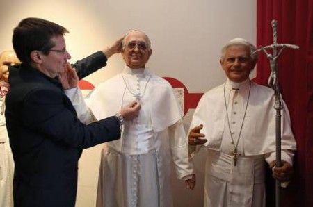 Pope Francis statue in Rome's wax museum - image 2