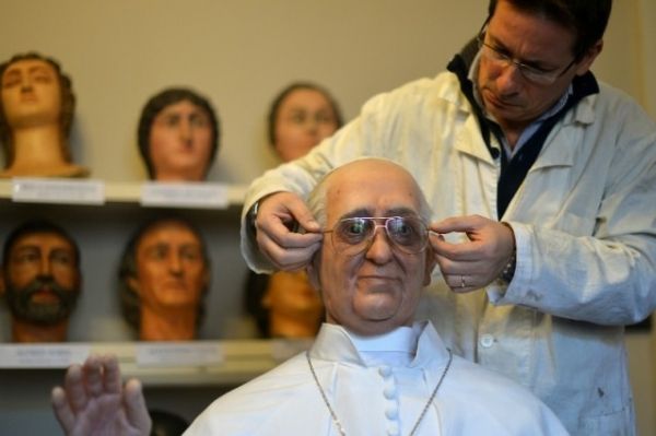 Pope Francis statue in Rome's wax museum - image 1