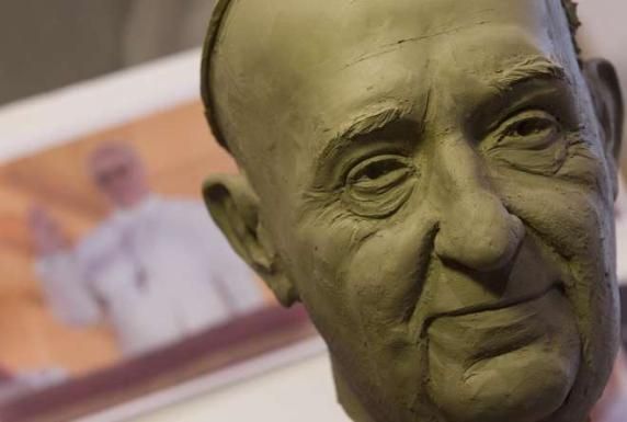 Pope Francis statue in Rome's wax museum - image 3