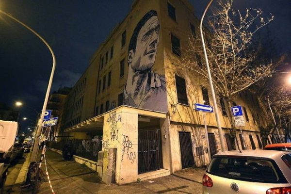 Giant mural of Totti appears in Rome - image 2