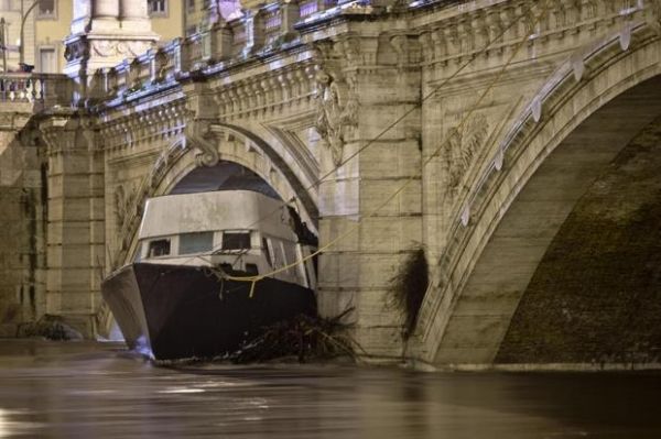 Floods cause havoc in Rome - image 2