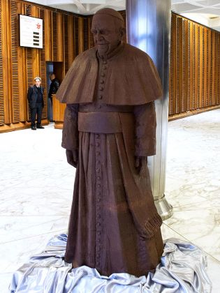 Life-size chocolate statue of Pope Francis - image 3