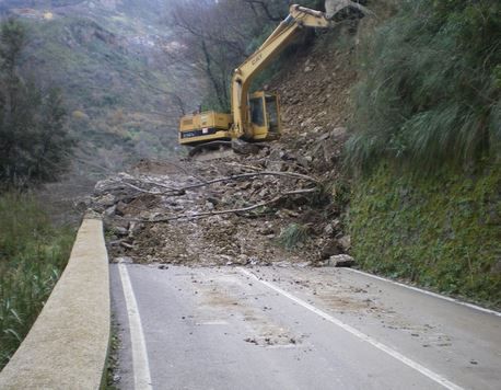 Landslides cause road closures in Rome - image 2