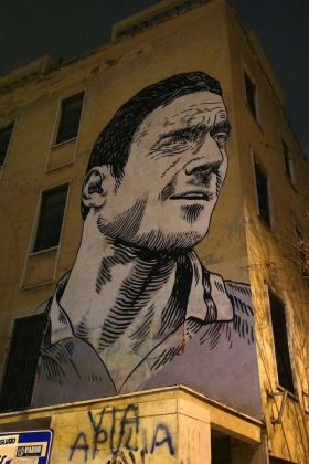 Giant mural of Totti appears in Rome - image 1