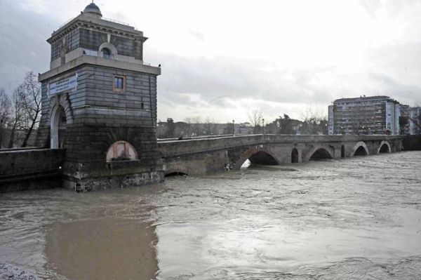 Floods cause havoc in Rome - image 3