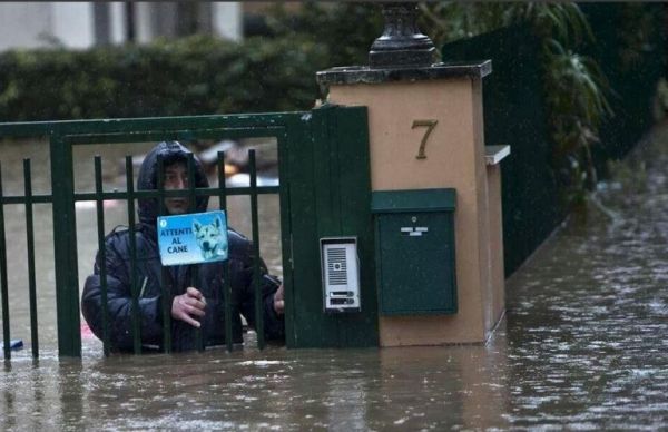 Floods cause havoc in Rome - image 4