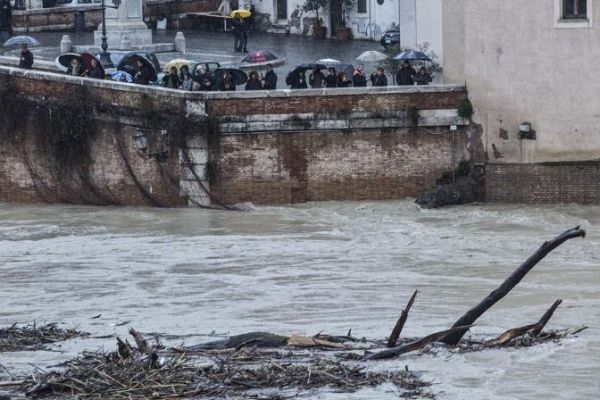 Floods cause havoc in Rome - image 1