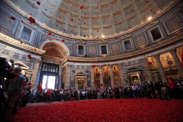 Rose petals at the Pantheon - image 4