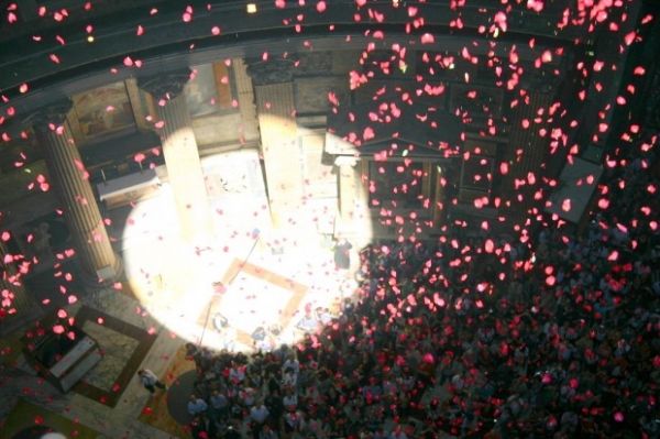 Rose petals at the Pantheon - image 3