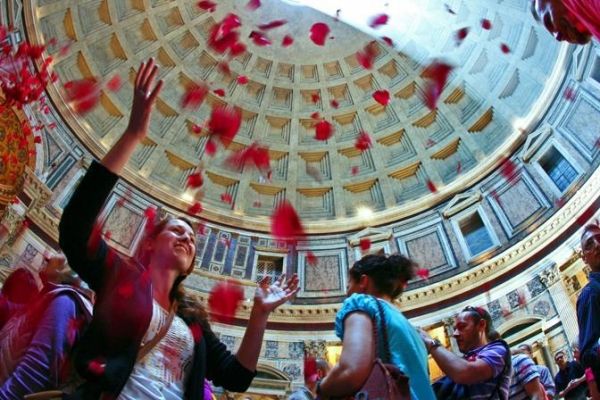 Rose petals at the Pantheon - image 2