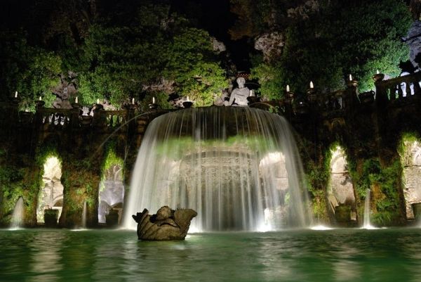 Villa d'Este by night - image 1