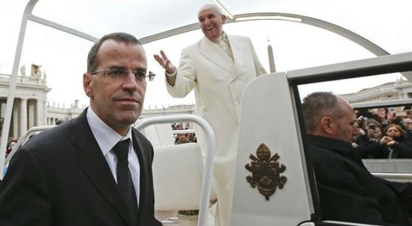 Pope Francis dismisses head of Swiss Guards - image 1