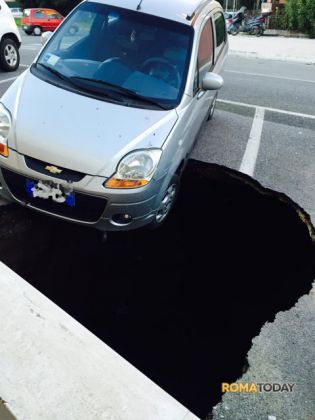 Giant pothole in Rome - image 2