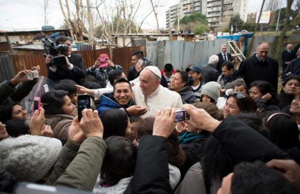 Pope Francis makes surprise visit to Rome shantytown - image 3