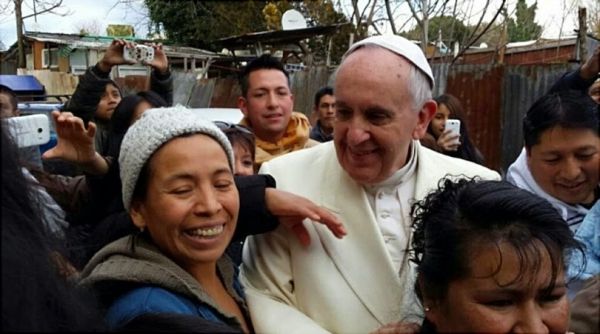 Pope Francis makes surprise visit to Rome shantytown - image 2