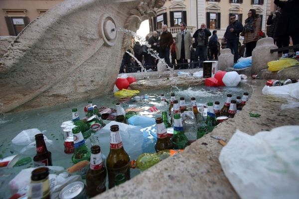 Dutch football hooligans wreak havoc in Rome - image 2