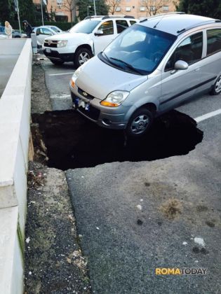 Giant pothole in Rome - image 1