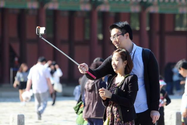 Selfie sticks banned in Rome's Colosseum - image 2