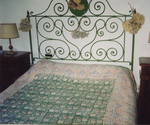 Old wrought iron garden and Queen-size bed in same style - image 4