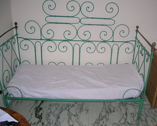 Old wrought iron garden and Queen-size bed in same style - image 1