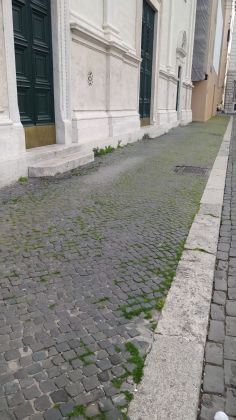 Rome: Grass grows in deserted Piazza Navona - image 3