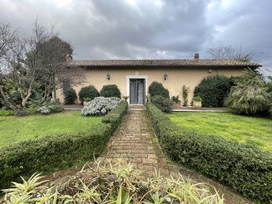 Amazing Villa in exclusive estate overlooking the Vatican - image 4