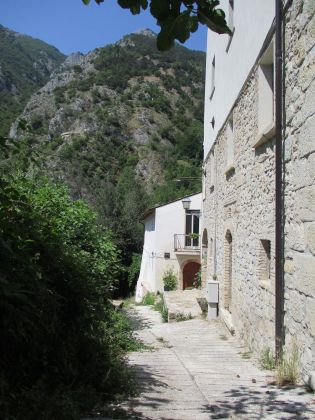 Charming mountain home in anversa degli abruzzi 1 1/2 hrs from rome... centro WWF - image 5
