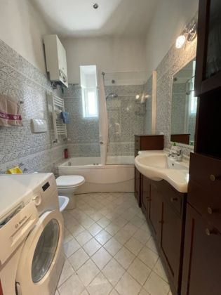 2-bedroom remodeled flat with balcony - image 11