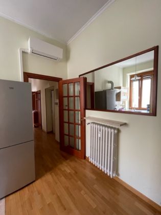 2-bedroom remodeled flat with balcony - image 6