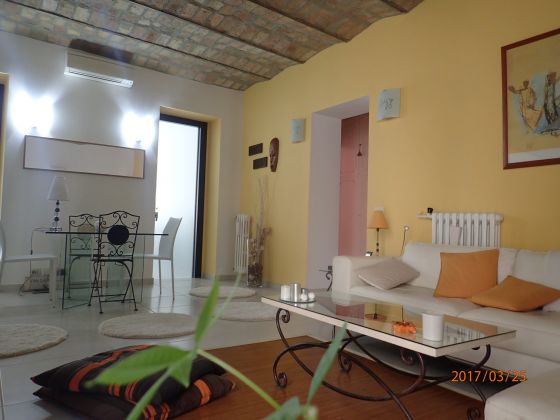 Trastevere Luxury 2-Bedroom Apartment - image 1