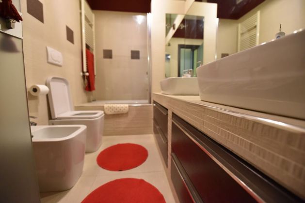 Trastevere Luxury 2-Bedroom Apartment - image 5
