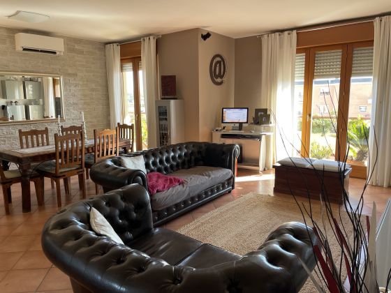 Bright 3-bedroom top floor apartment with terrace Ardeatina - image 3