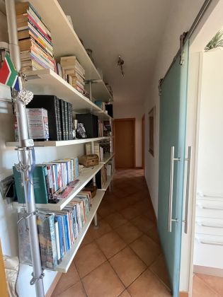 Bright 3-bedroom top floor apartment with terrace Ardeatina - image 7