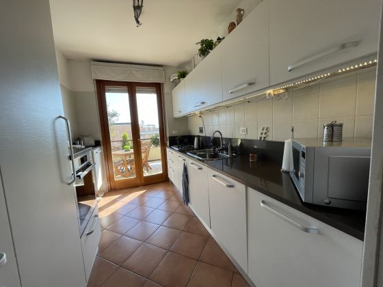 Bright 3-bedroom top floor apartment with terrace Ardeatina - image 5